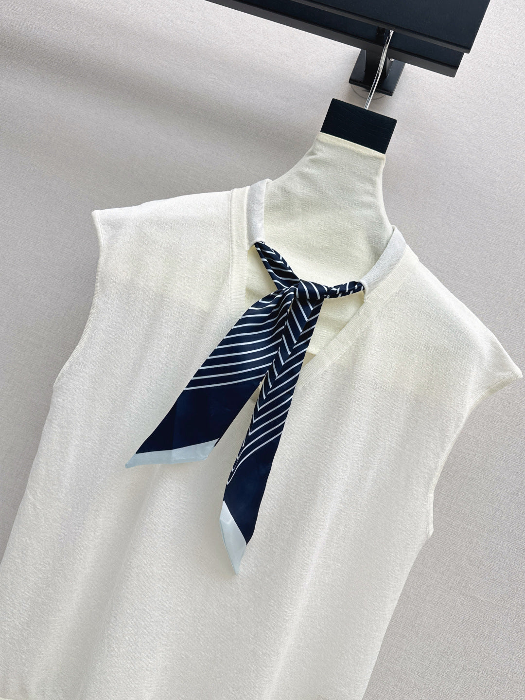 D*r 25ss scraf accent sleeveless sweater