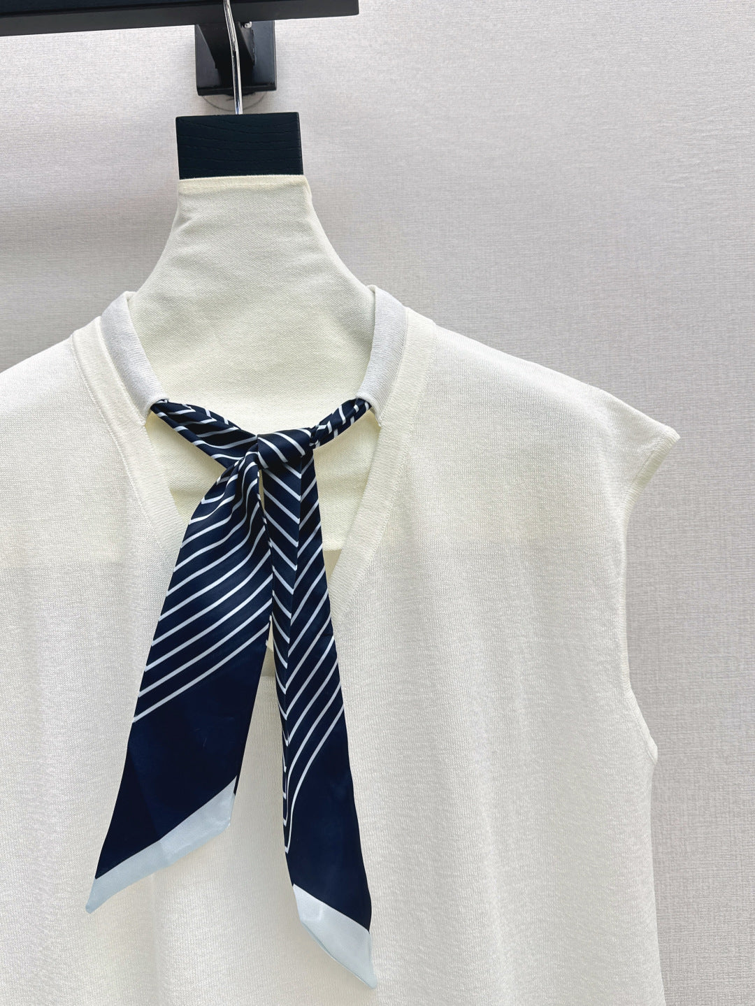 D*r 25ss scraf accent sleeveless sweater