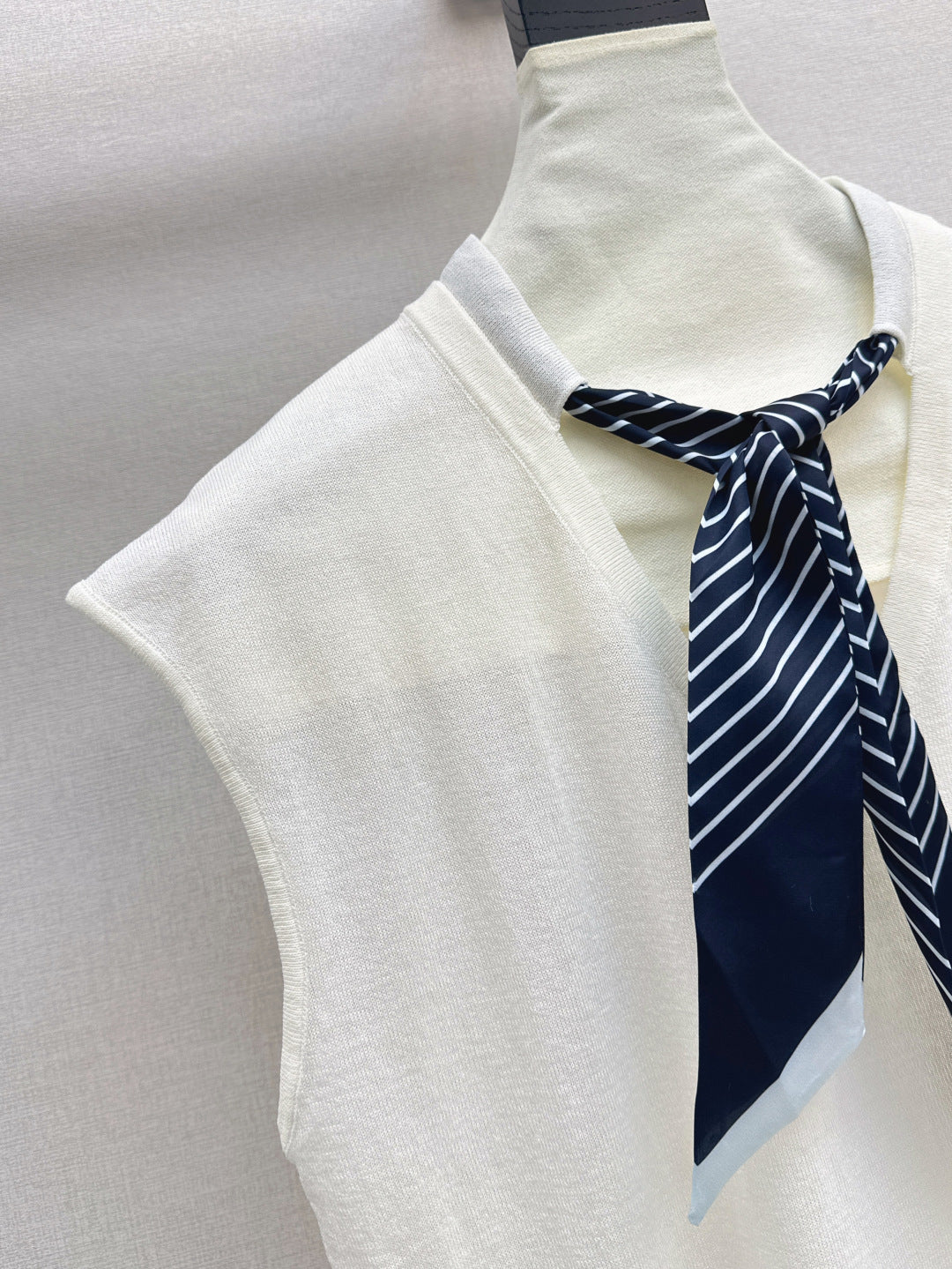 D*r 25ss scraf accent sleeveless sweater