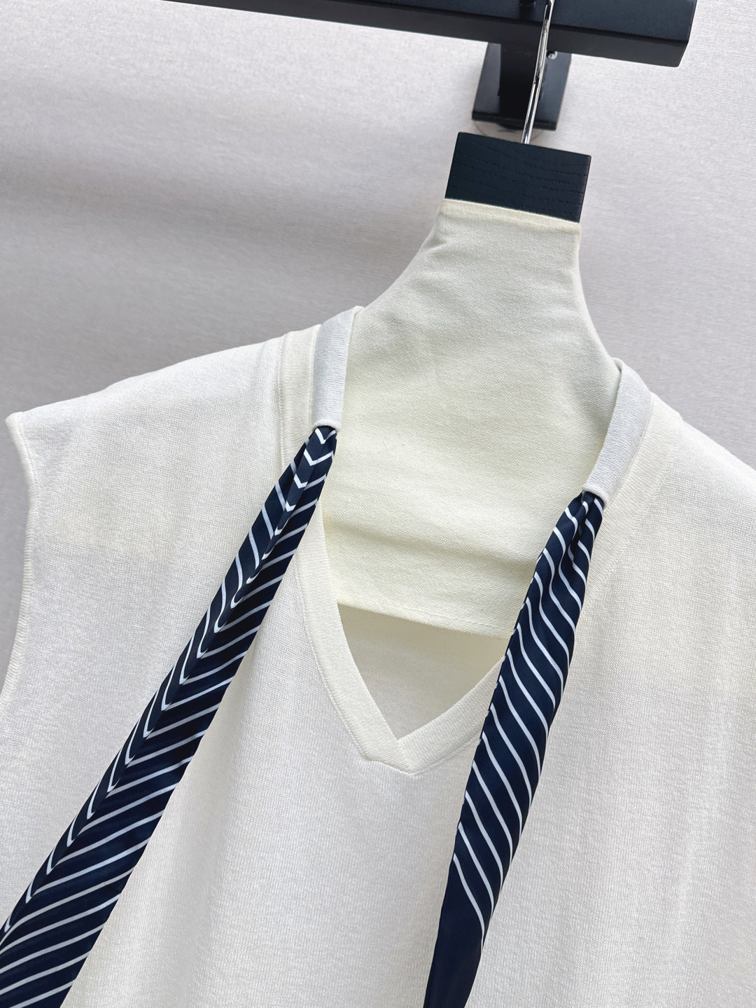 D*r 25ss scraf accent sleeveless sweater