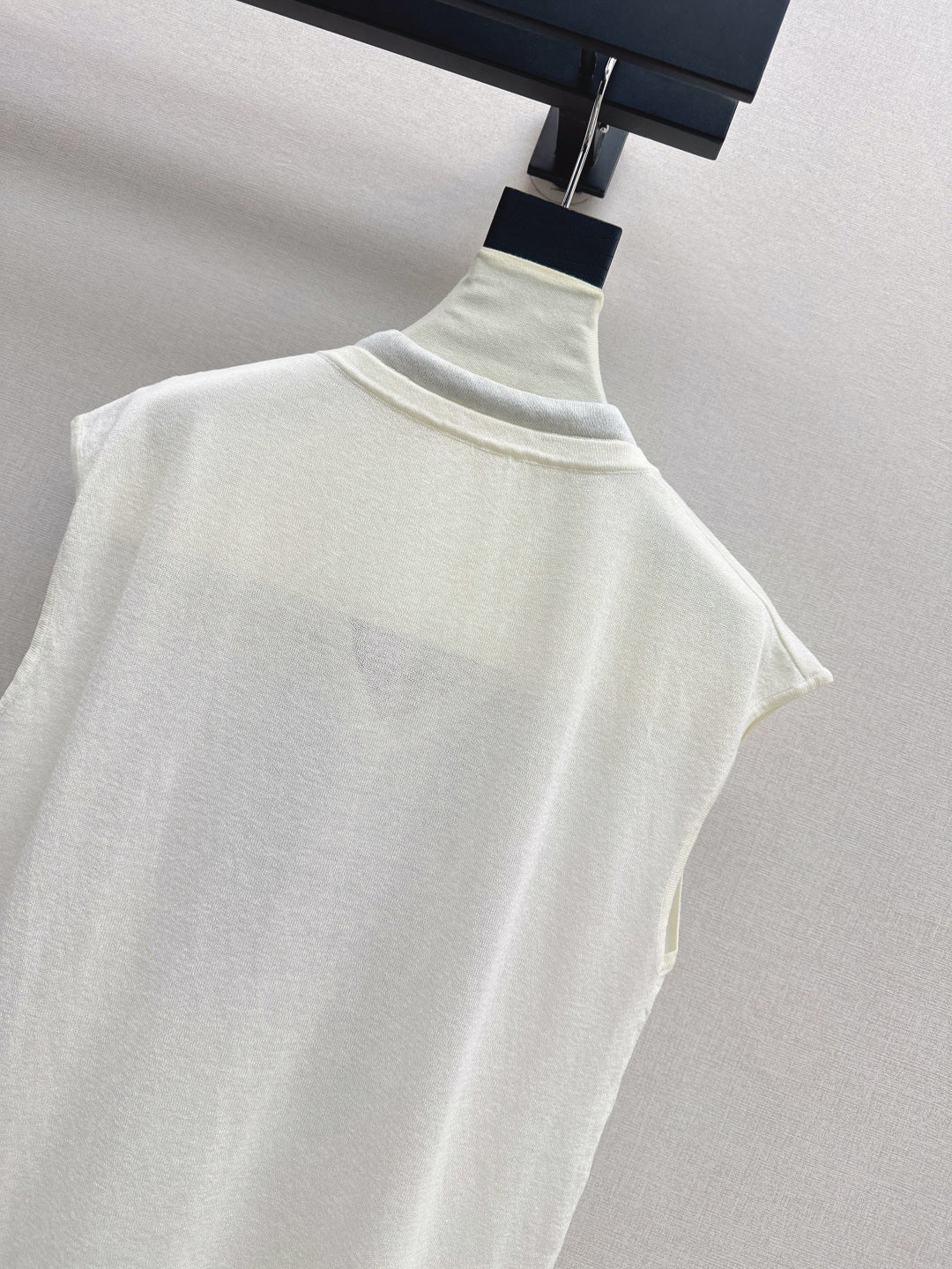 D*r 25ss scraf accent sleeveless sweater