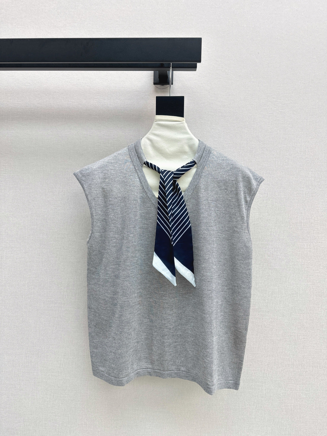 D*r 25ss scraf accent sleeveless sweater