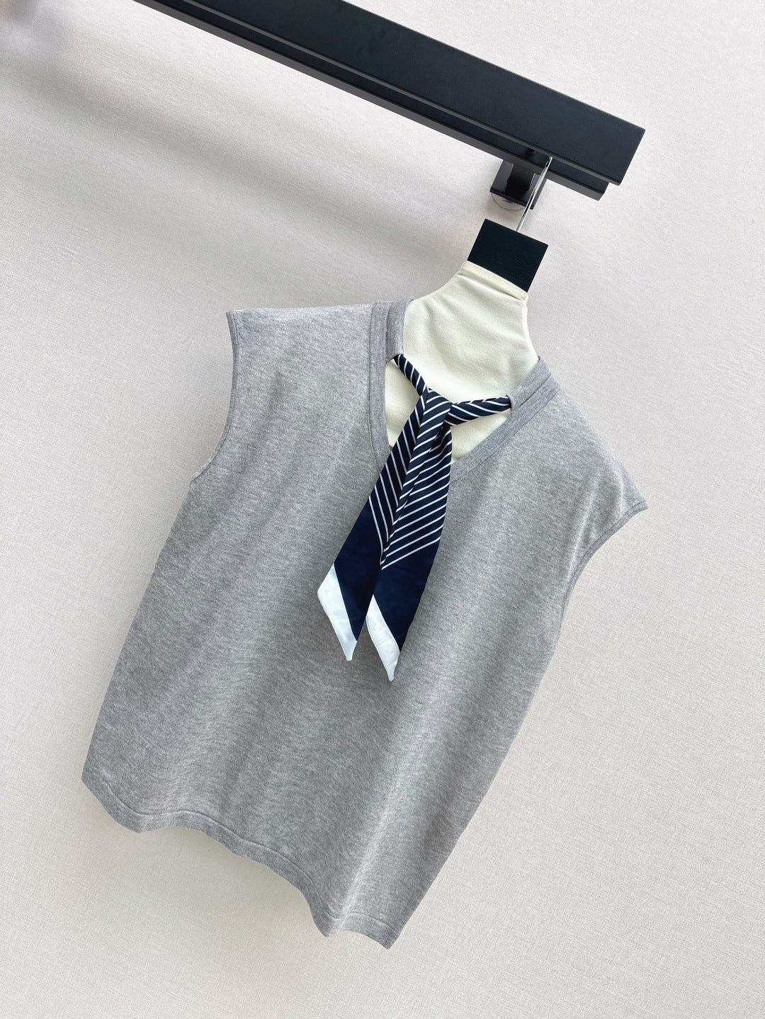 D*r 25ss scraf accent sleeveless sweater