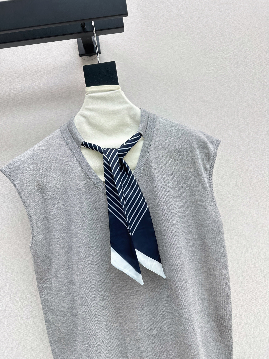 D*r 25ss scraf accent sleeveless sweater