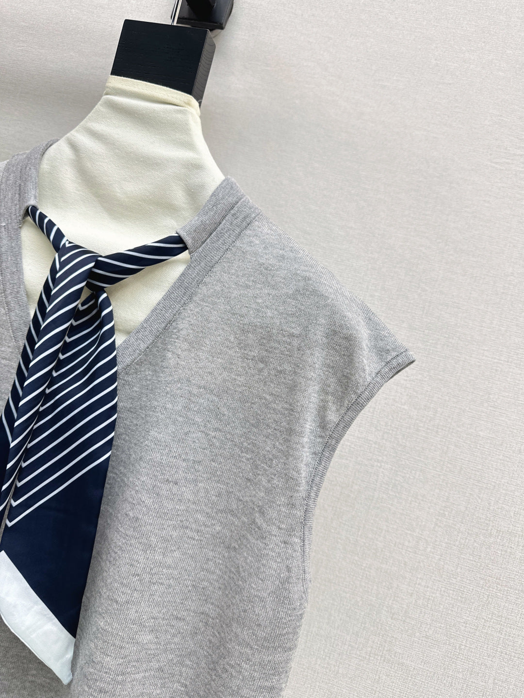 D*r 25ss scraf accent sleeveless sweater