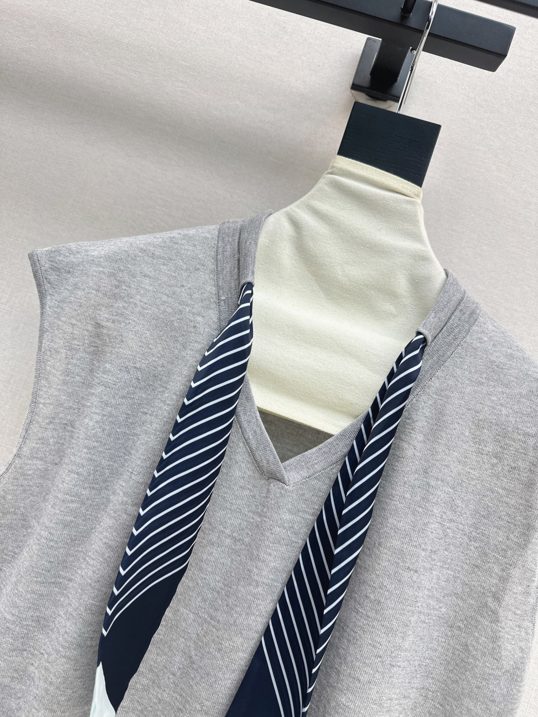 D*r 25ss scraf accent sleeveless sweater