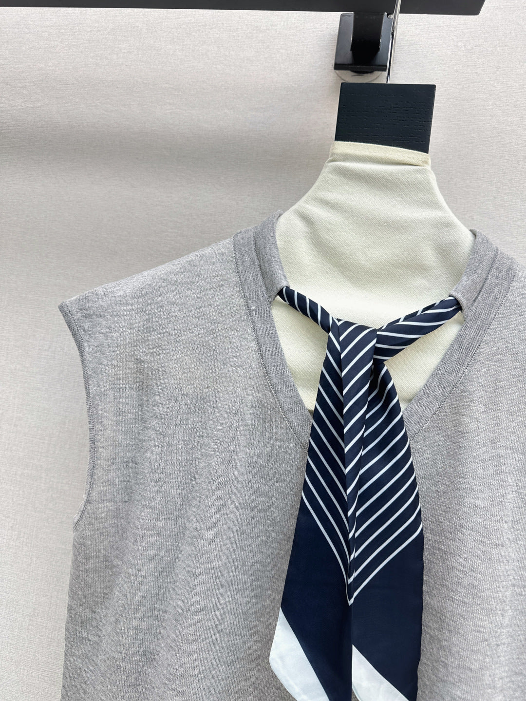 D*r 25ss scraf accent sleeveless sweater