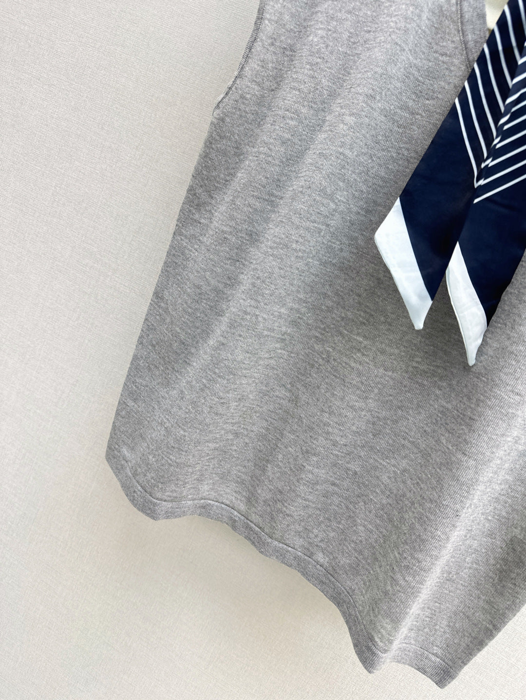 D*r 25ss scraf accent sleeveless sweater
