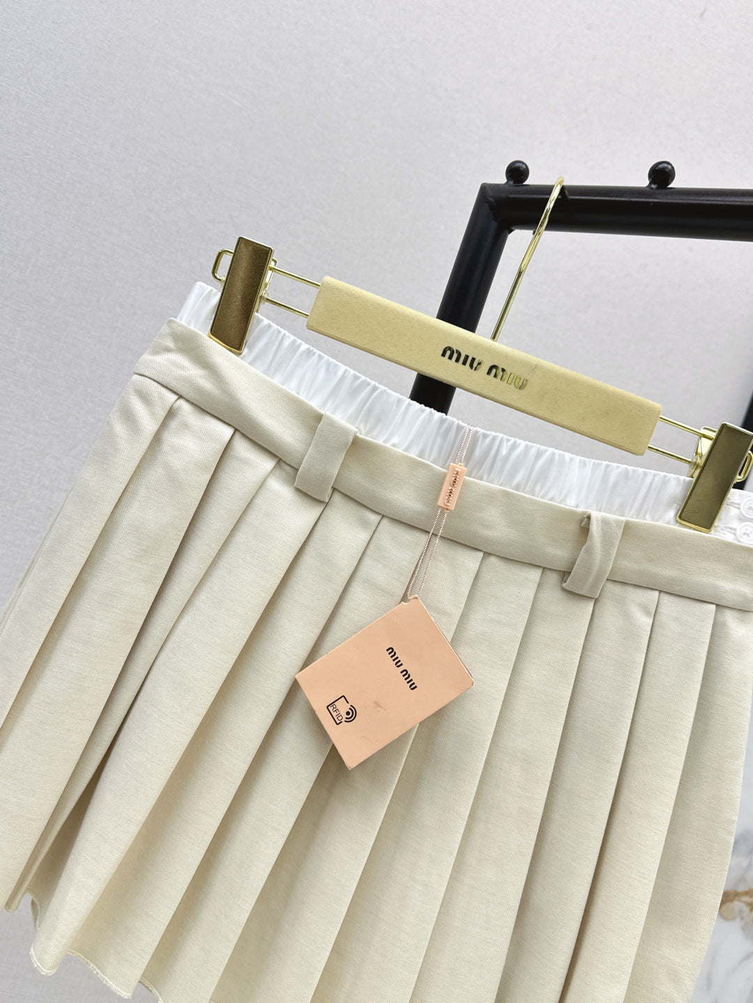 M*u 25ss color-blocked pleated miniskirt