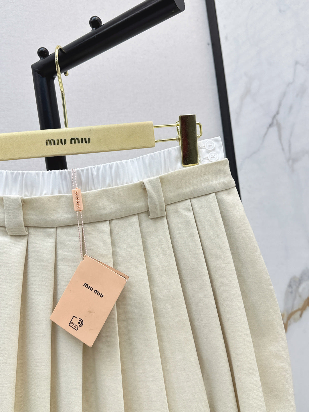 M*u 25ss color-blocked pleated miniskirt