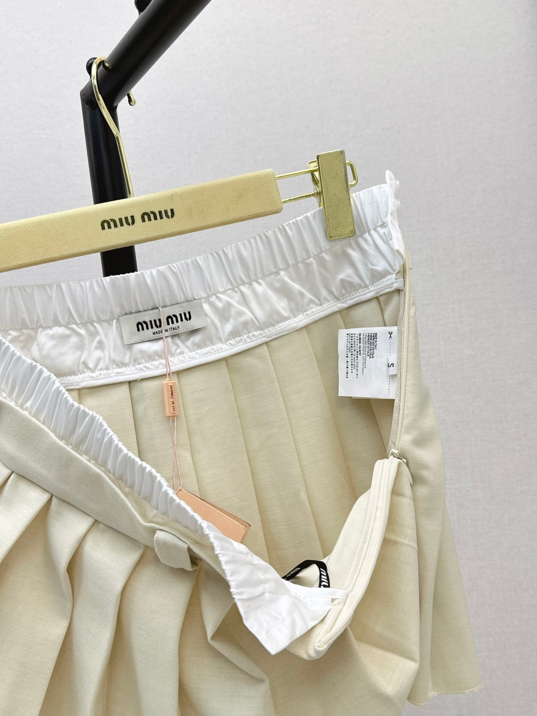 M*u 25ss color-blocked pleated miniskirt