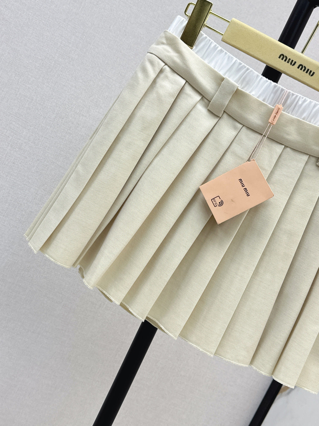 M*u 25ss color-blocked pleated miniskirt