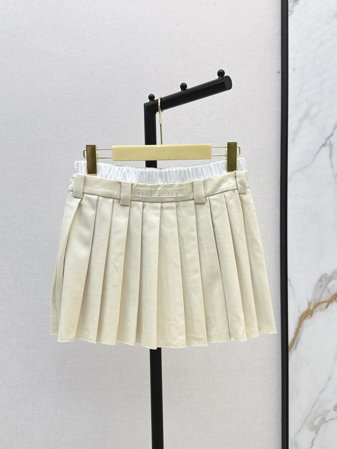 M*u 25ss color-blocked pleated miniskirt