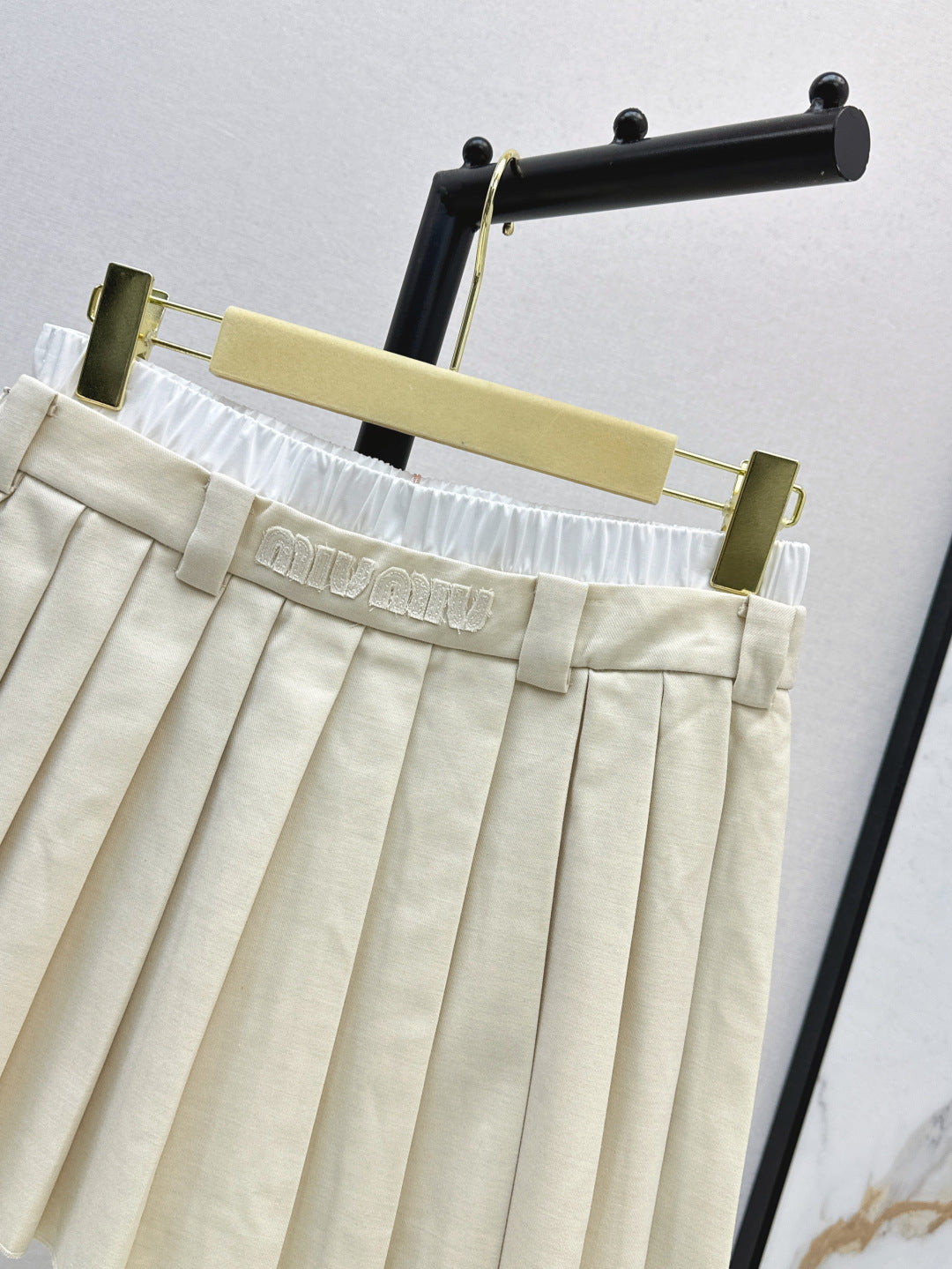 M*u 25ss color-blocked pleated miniskirt