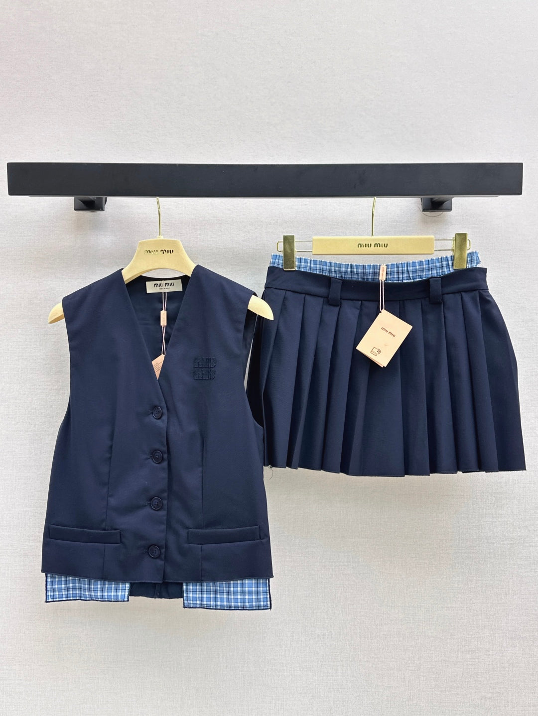 M*u 25ss color-blocked pleated miniskirt