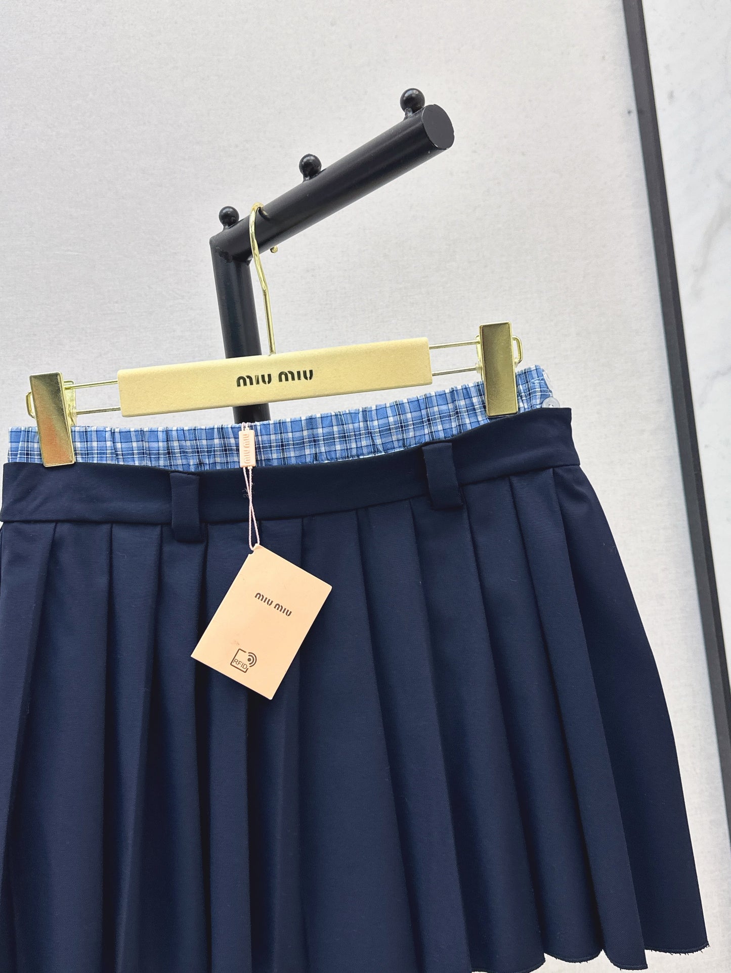 M*u 25ss color-blocked pleated miniskirt