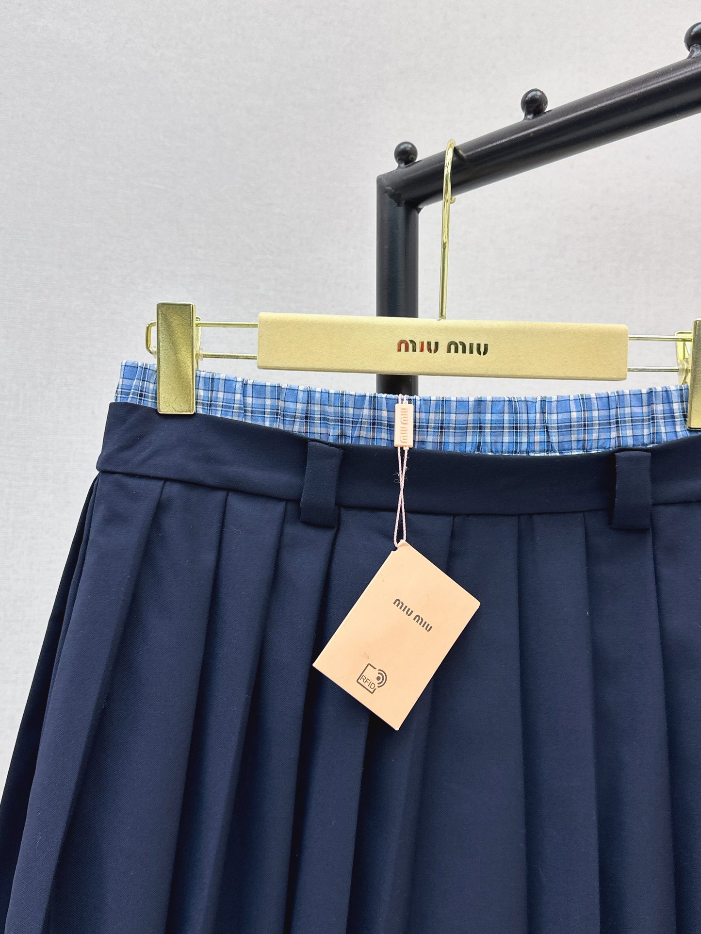 M*u 25ss color-blocked pleated miniskirt