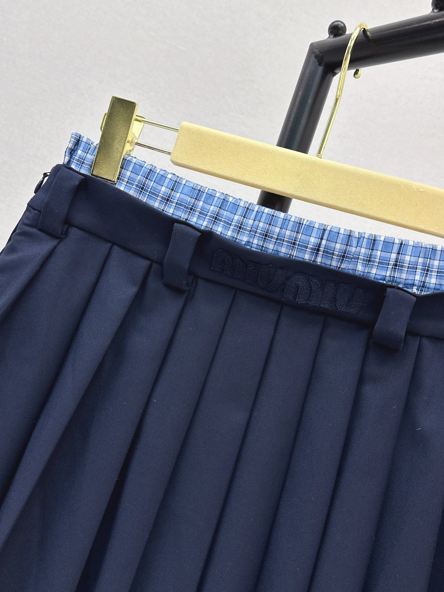 M*u 25ss color-blocked pleated miniskirt