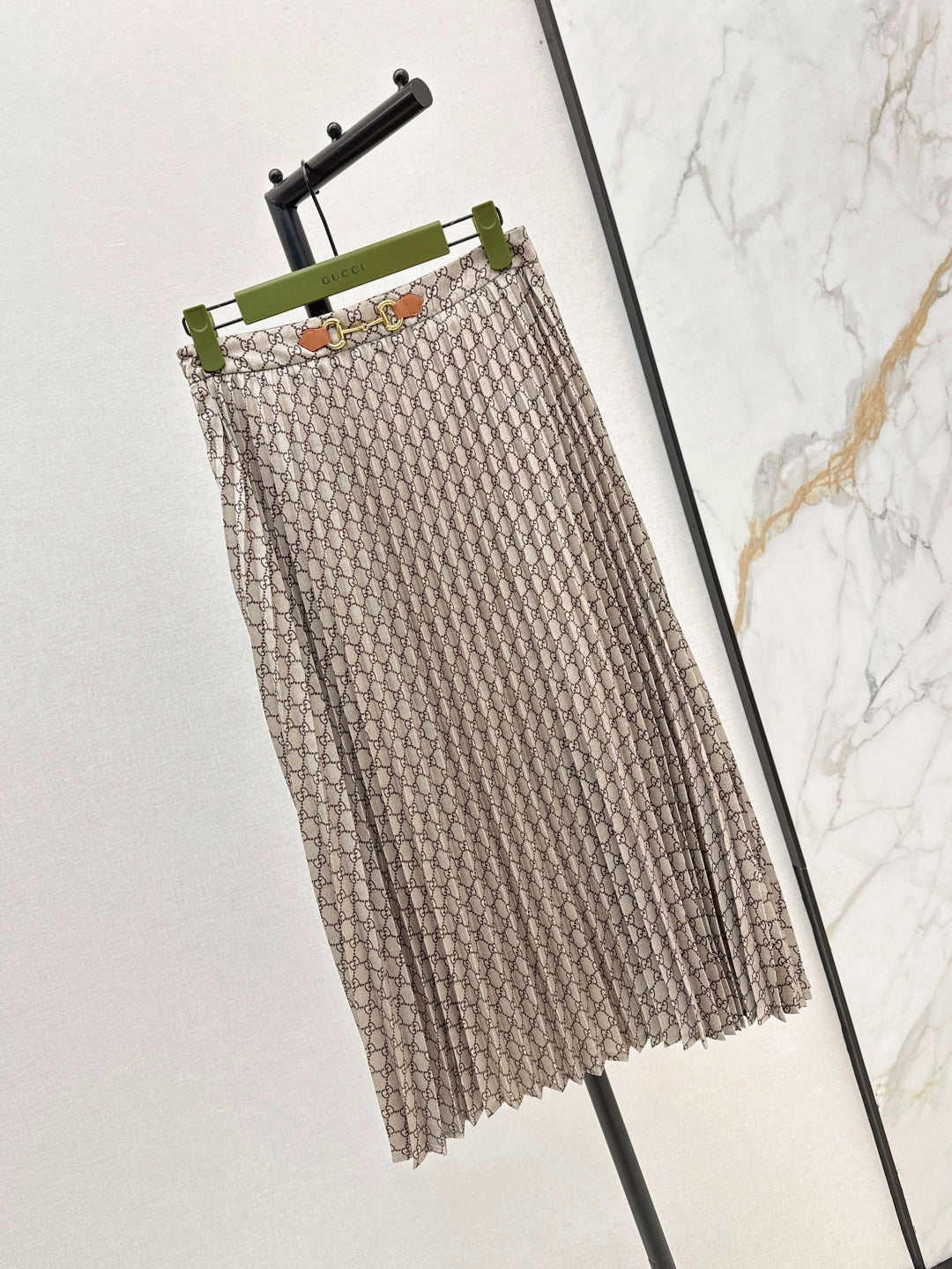 Gu* 25ss GG pleated skirt with horsebit