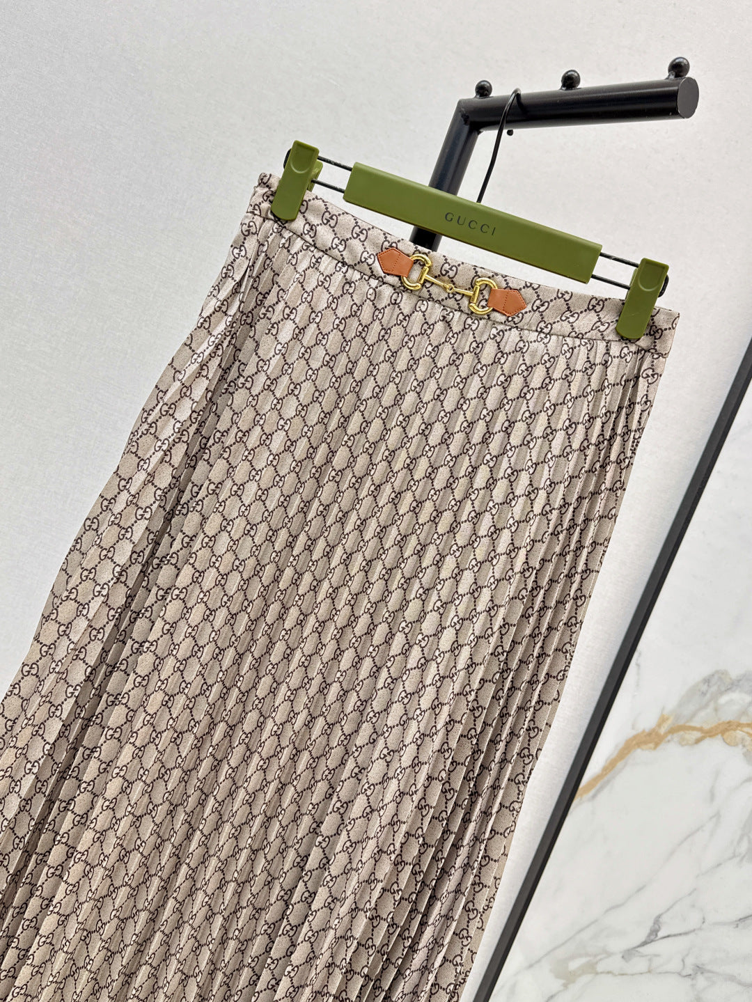 Gu* 25ss GG pleated skirt with horsebit