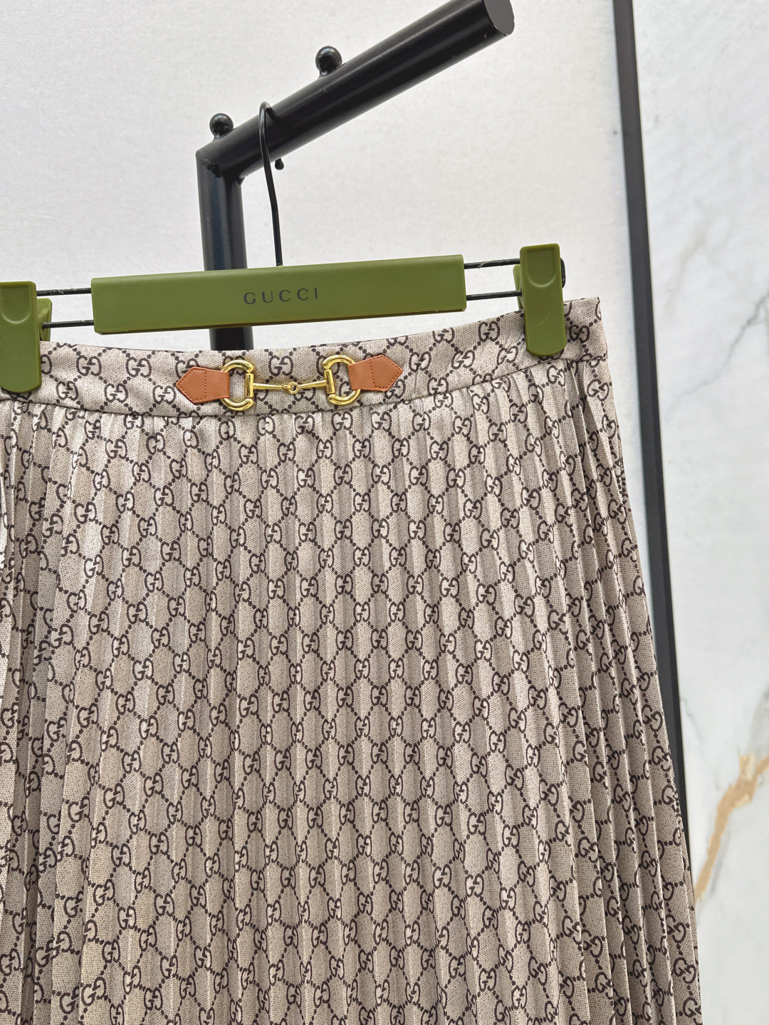 Gu* 25ss GG pleated skirt with horsebit