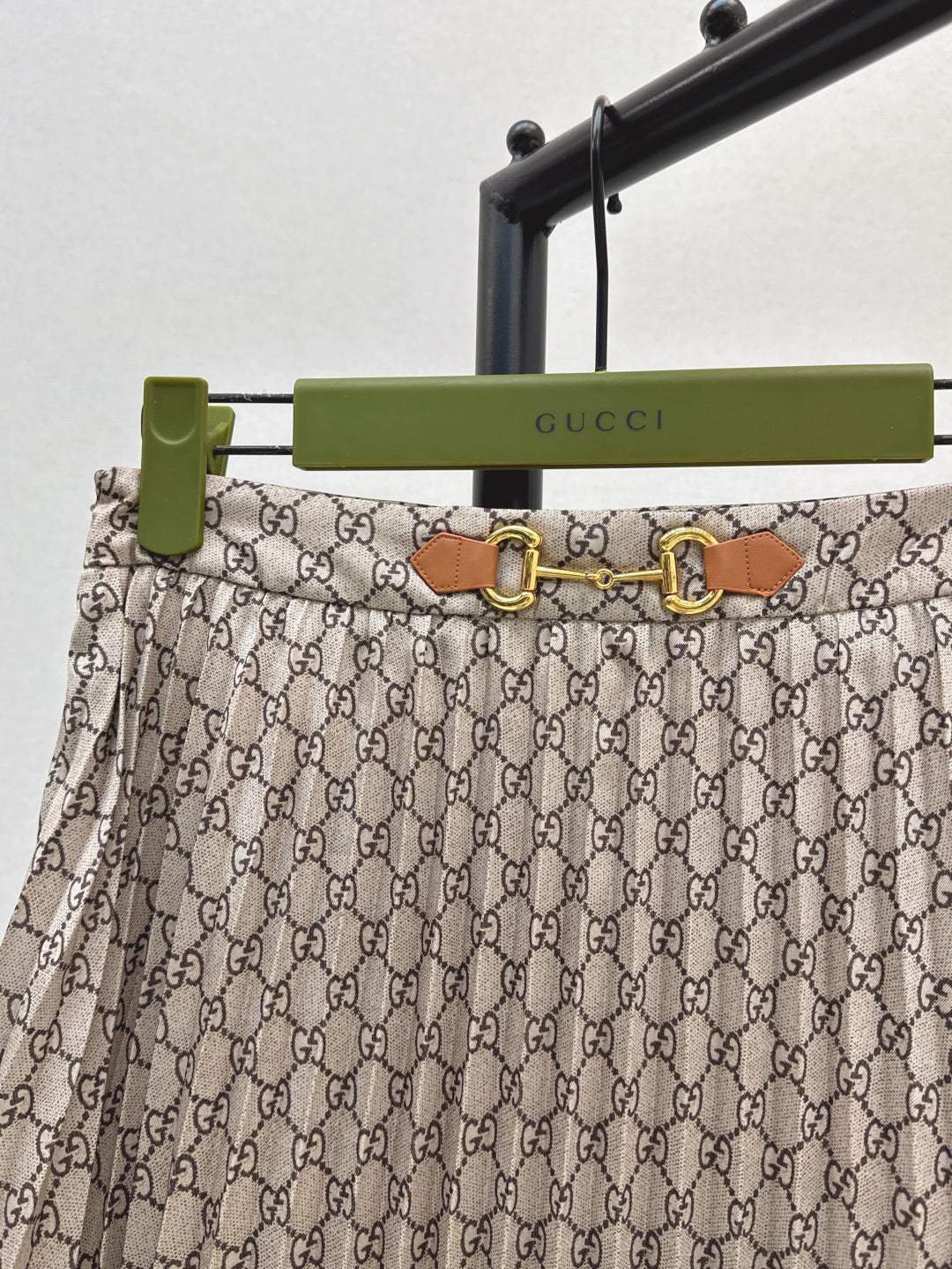 Gu* 25ss GG pleated skirt with horsebit