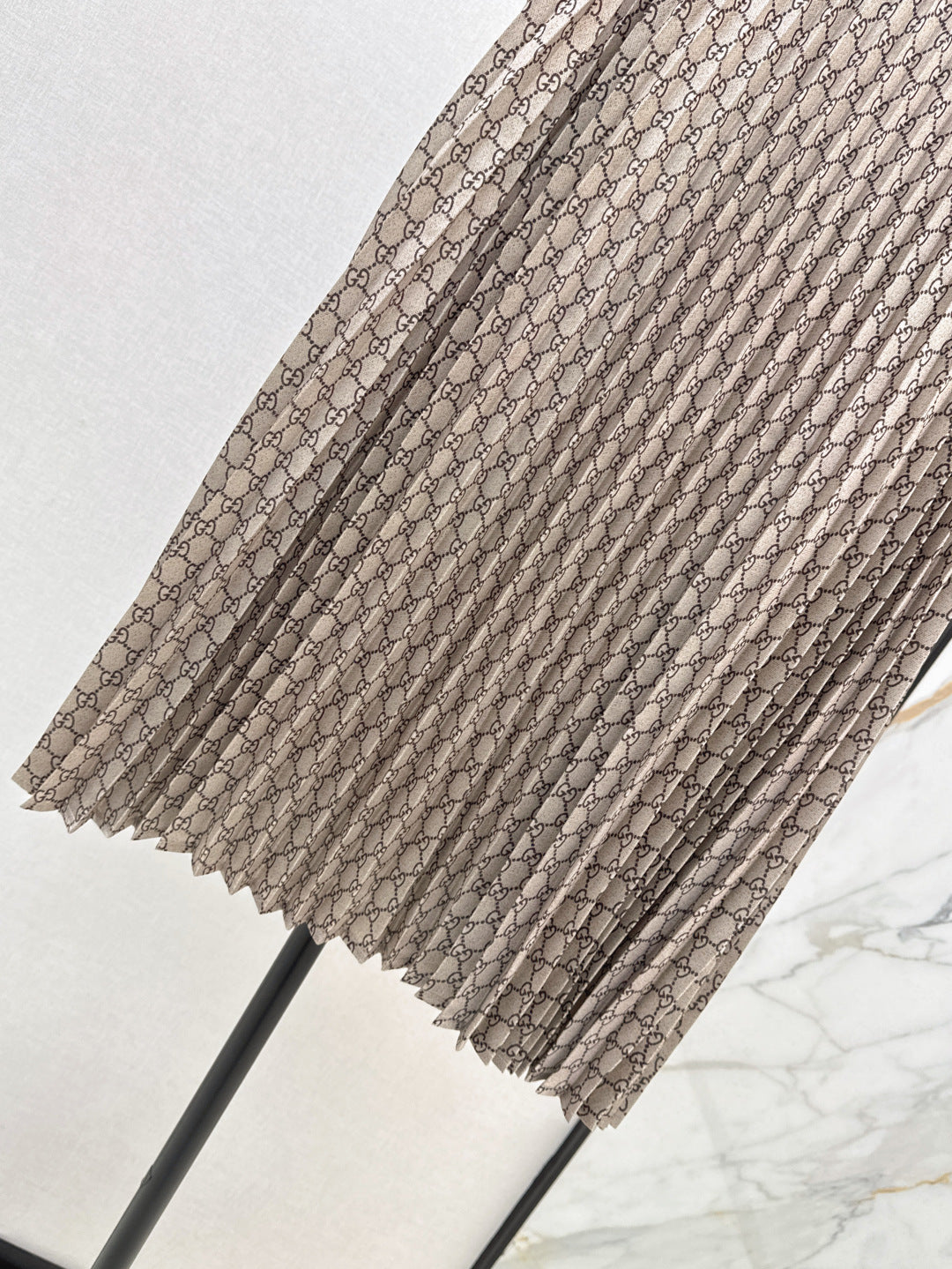 Gu* 25ss GG pleated skirt with horsebit