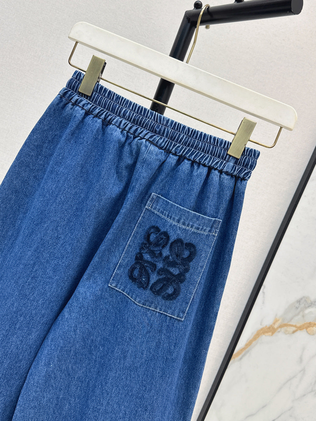 Loe* 25ss anagram cropped denim pants