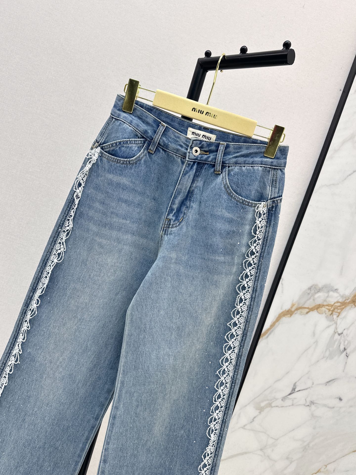 M*u 25ss embroidered trim rhinstones jeans