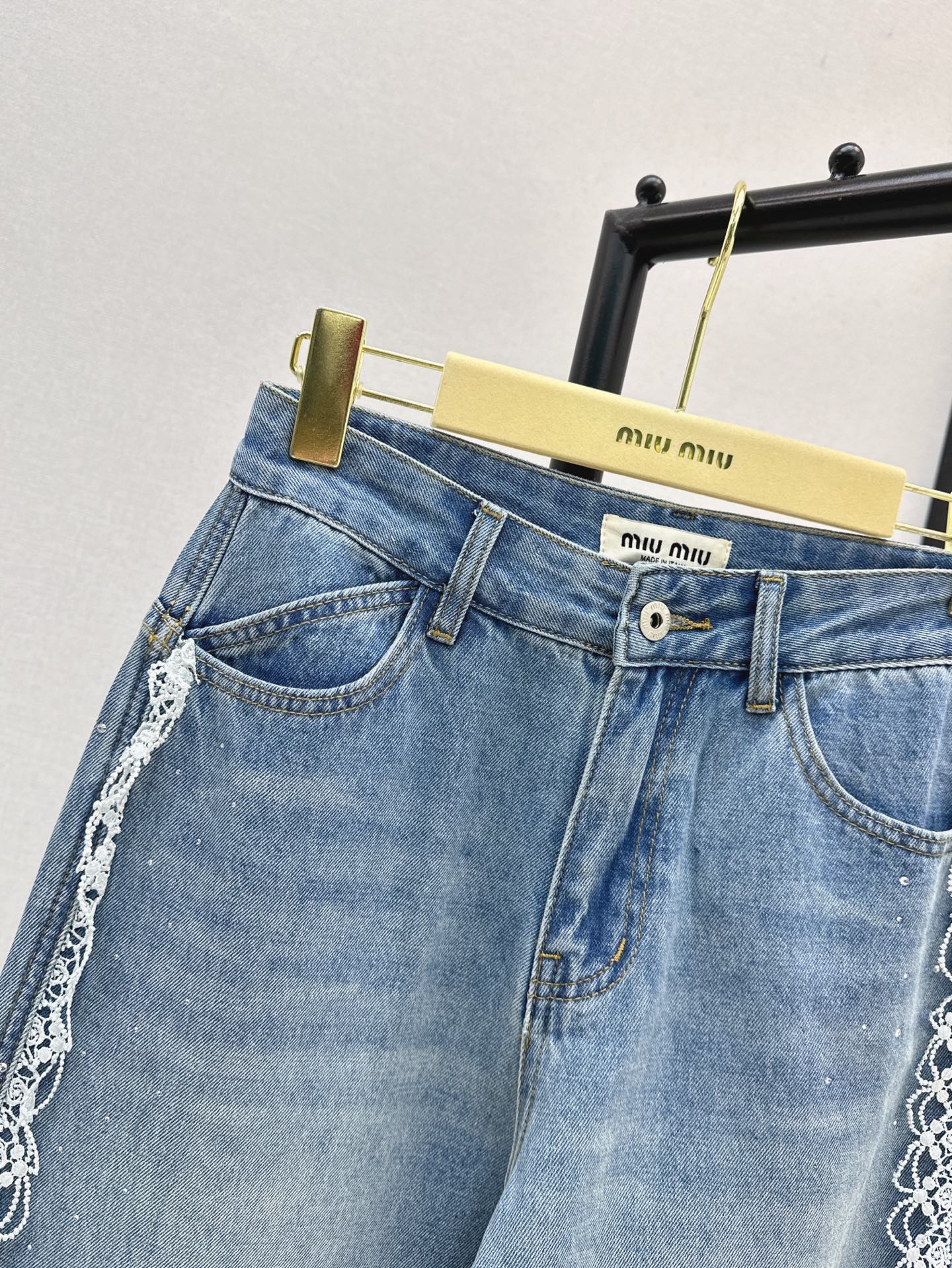 M*u 25ss embroidered trim rhinstones jeans