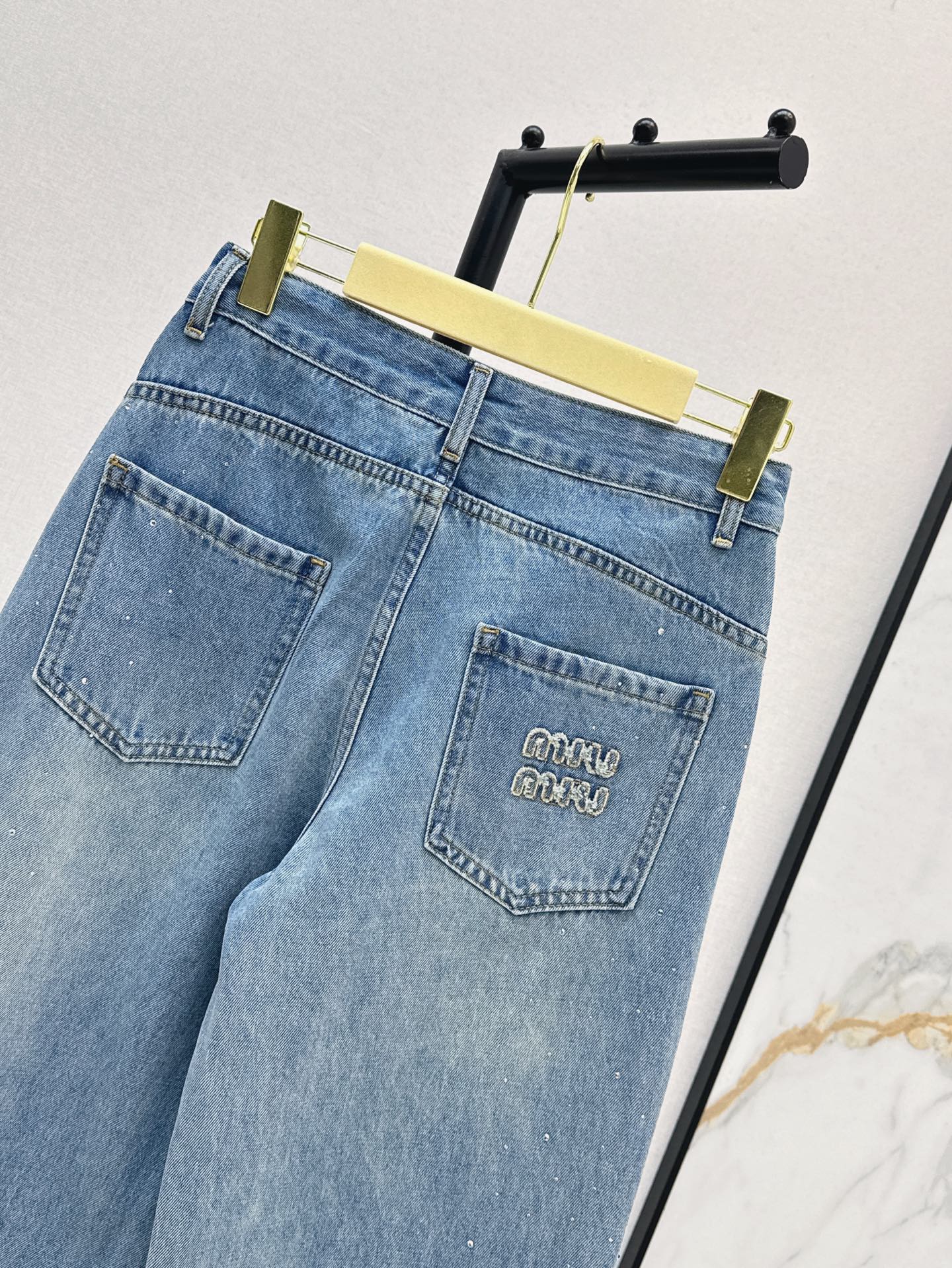 M*u 25ss embroidered trim rhinstones jeans