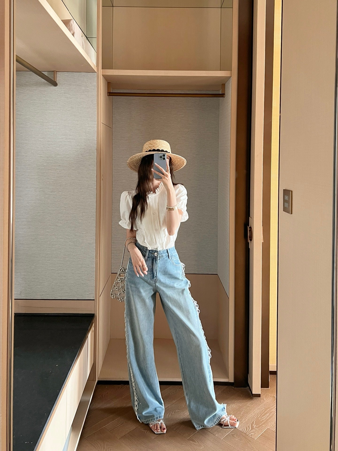 M*u 25ss embroidered trim rhinstones jeans