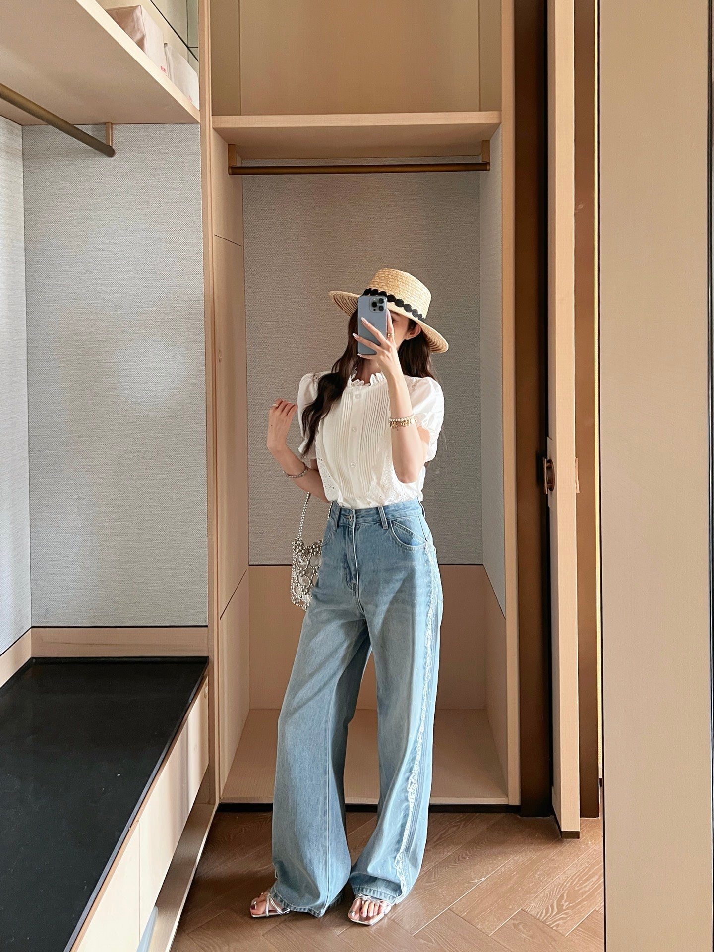 M*u 25ss embroidered trim rhinstones jeans