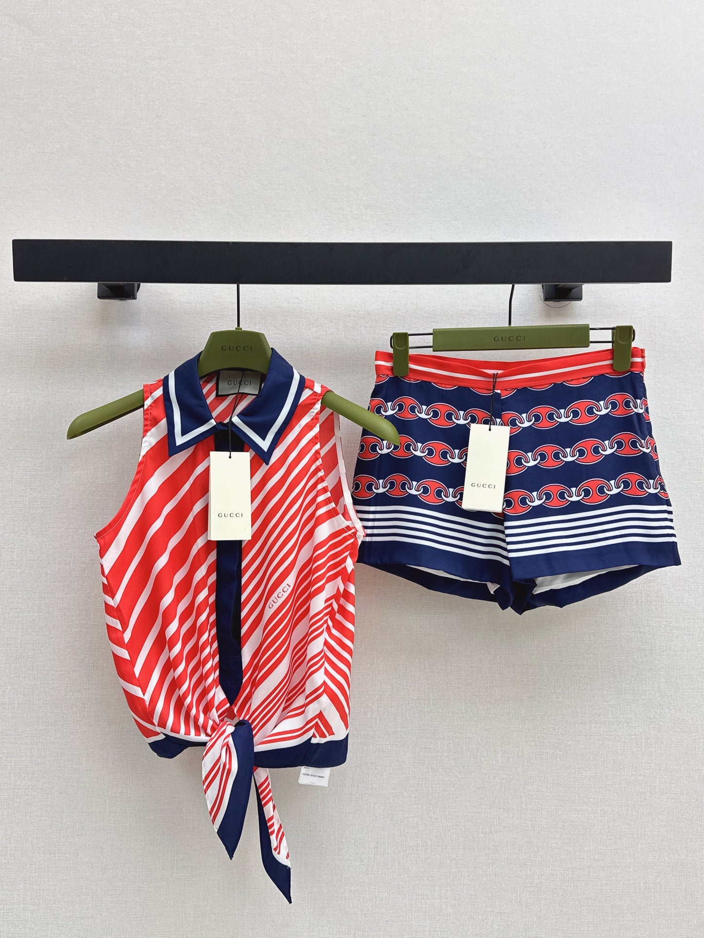 Loui* 25ss printed sleeveless shirt