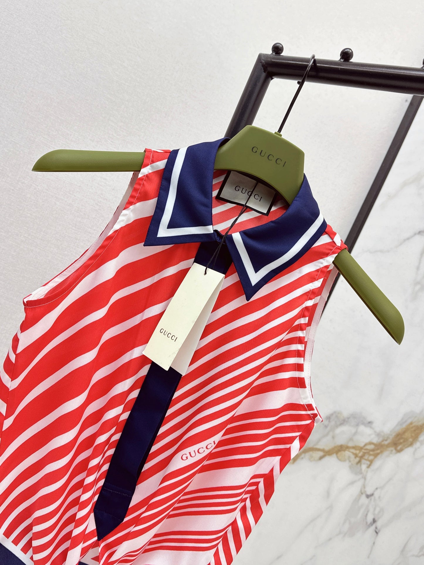 Loui* 25ss printed sleeveless shirt