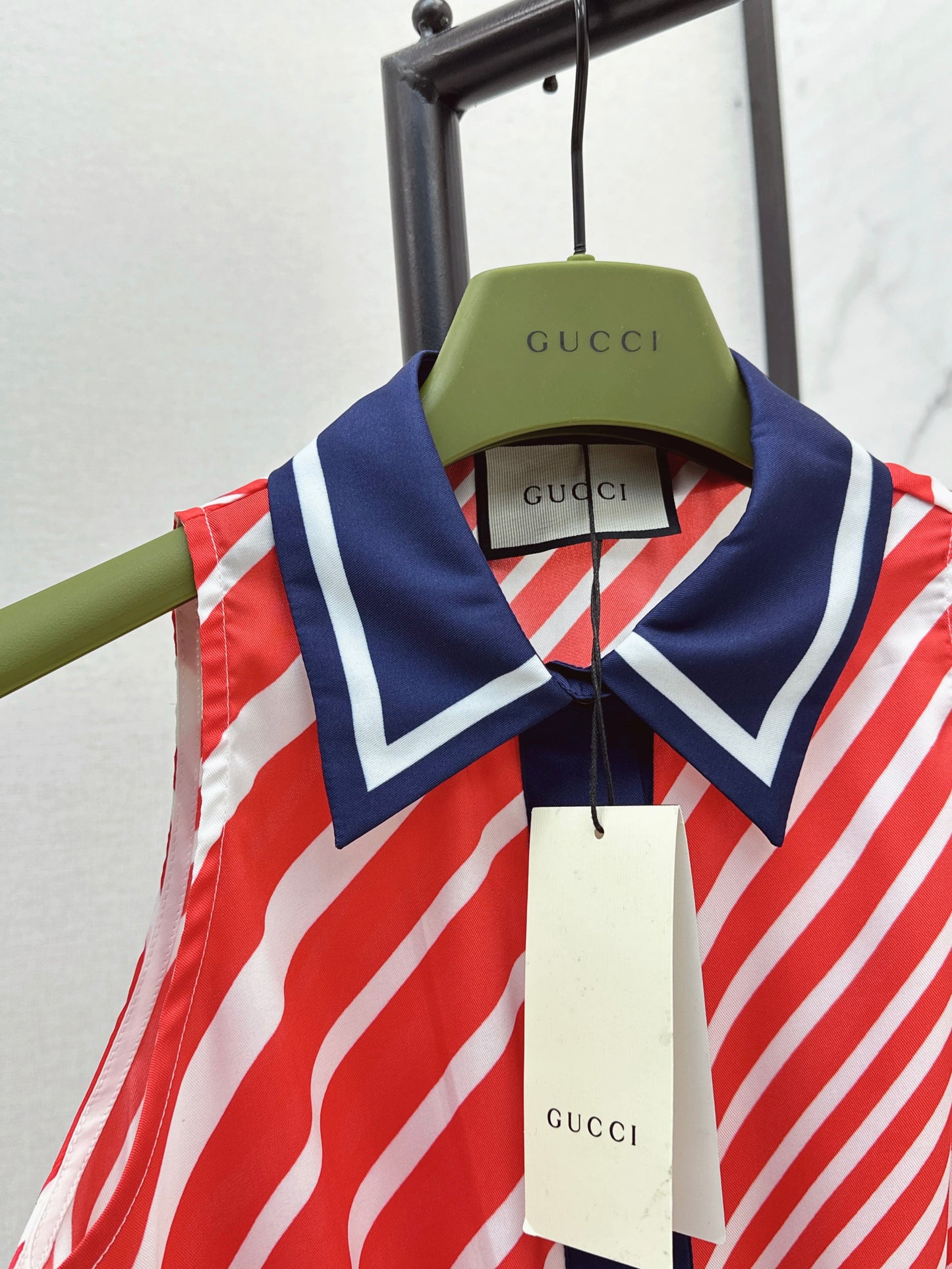 Loui* 25ss printed sleeveless shirt