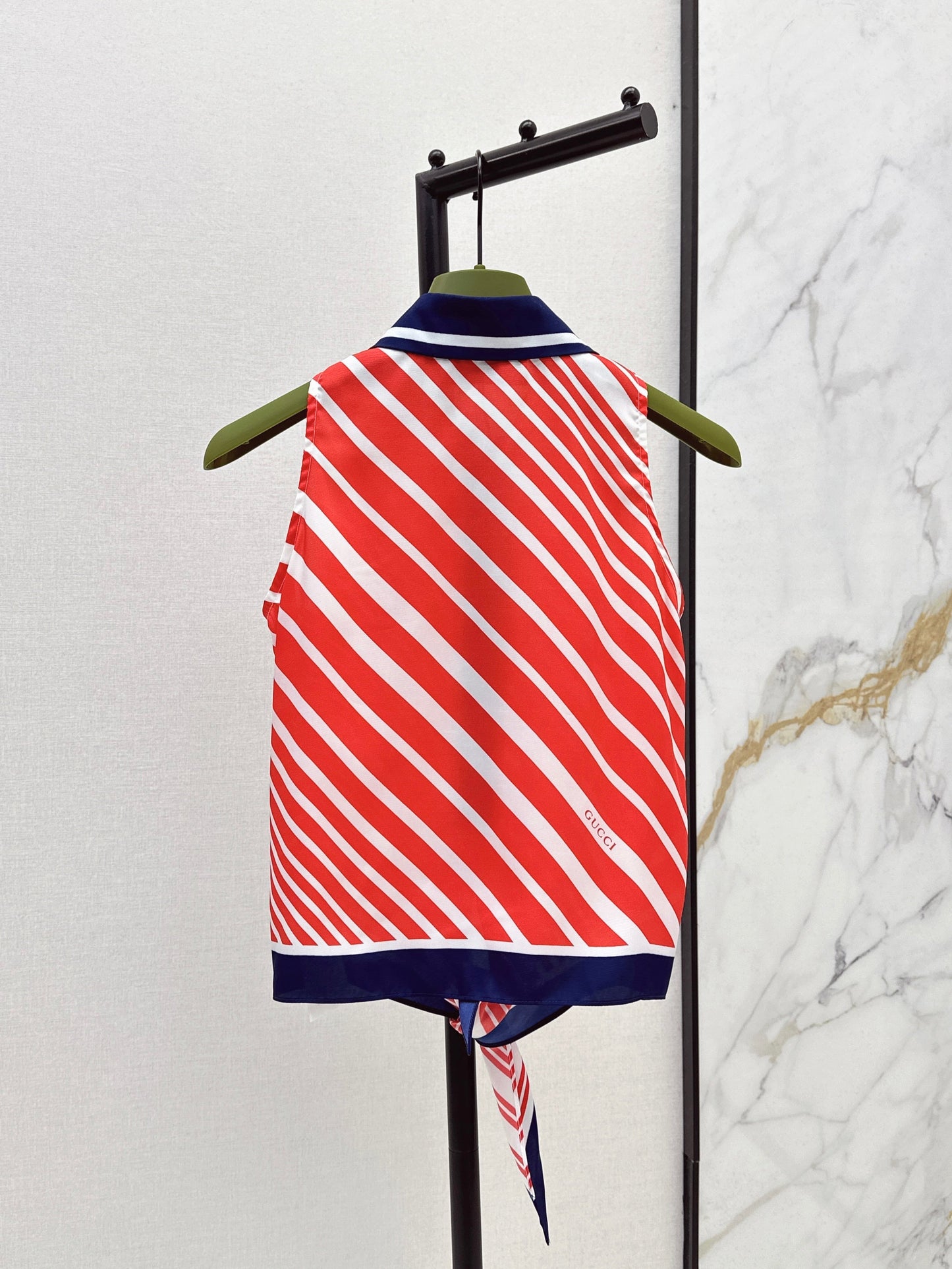 Loui* 25ss printed sleeveless shirt