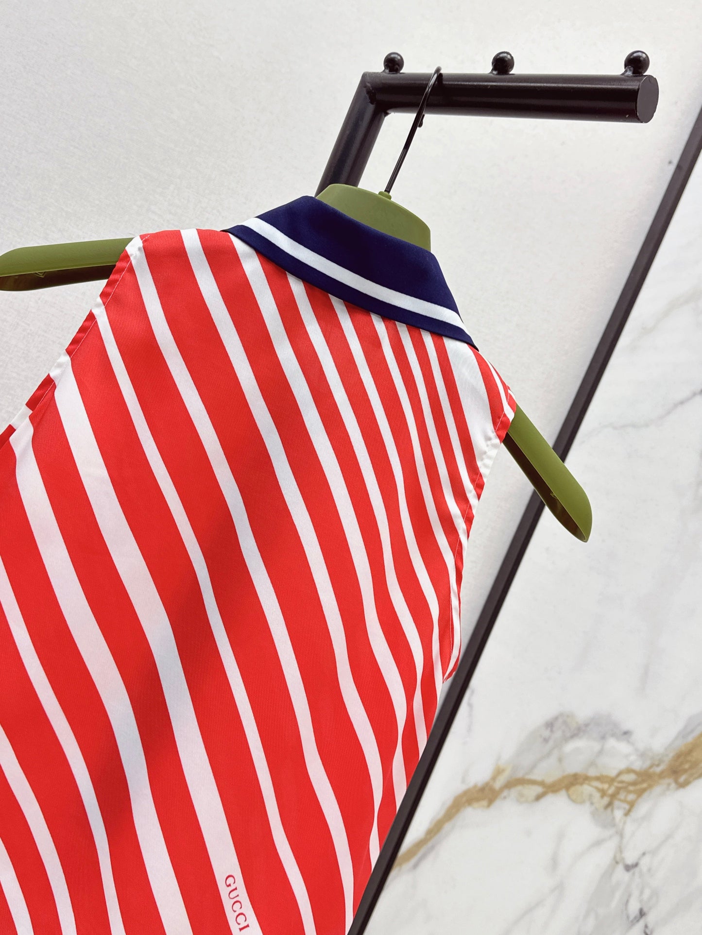 Loui* 25ss printed sleeveless shirt