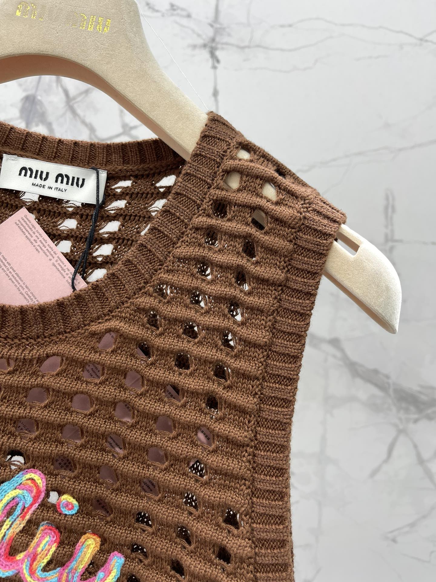 M*u 25ss knitted hollow vest