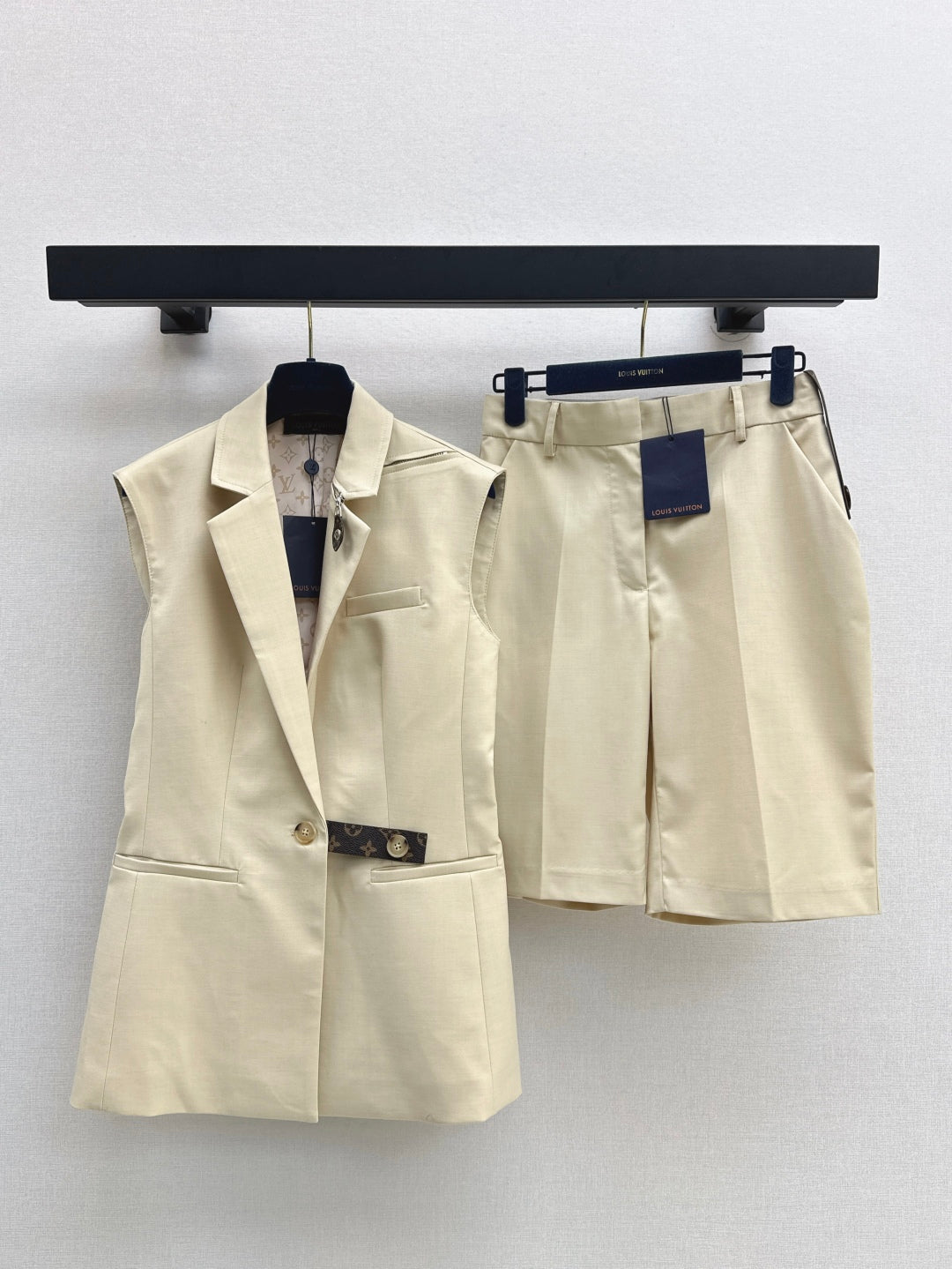 Loui* 25ss monogram accent sleeveless blazer