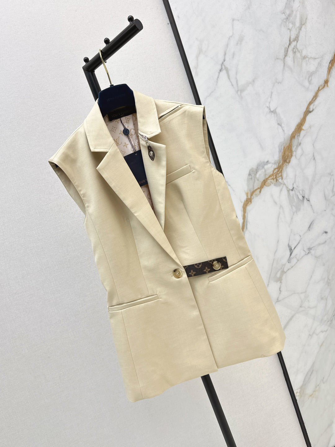 Loui* 25ss monogram accent sleeveless blazer