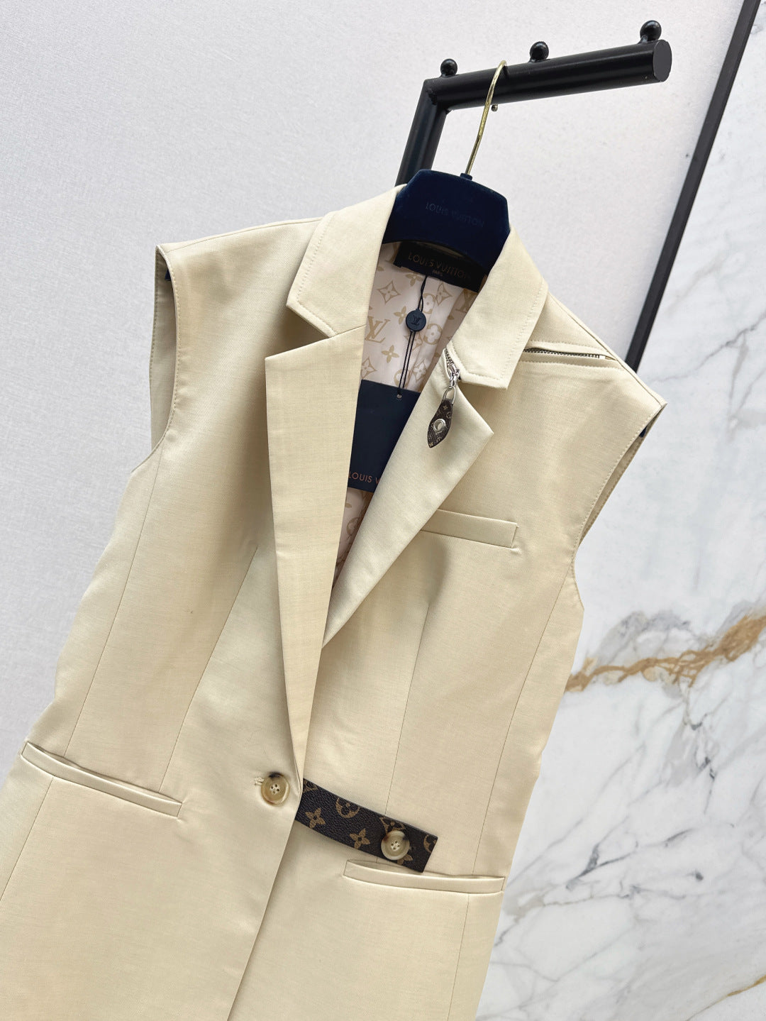 Loui* 25ss monogram accent sleeveless blazer