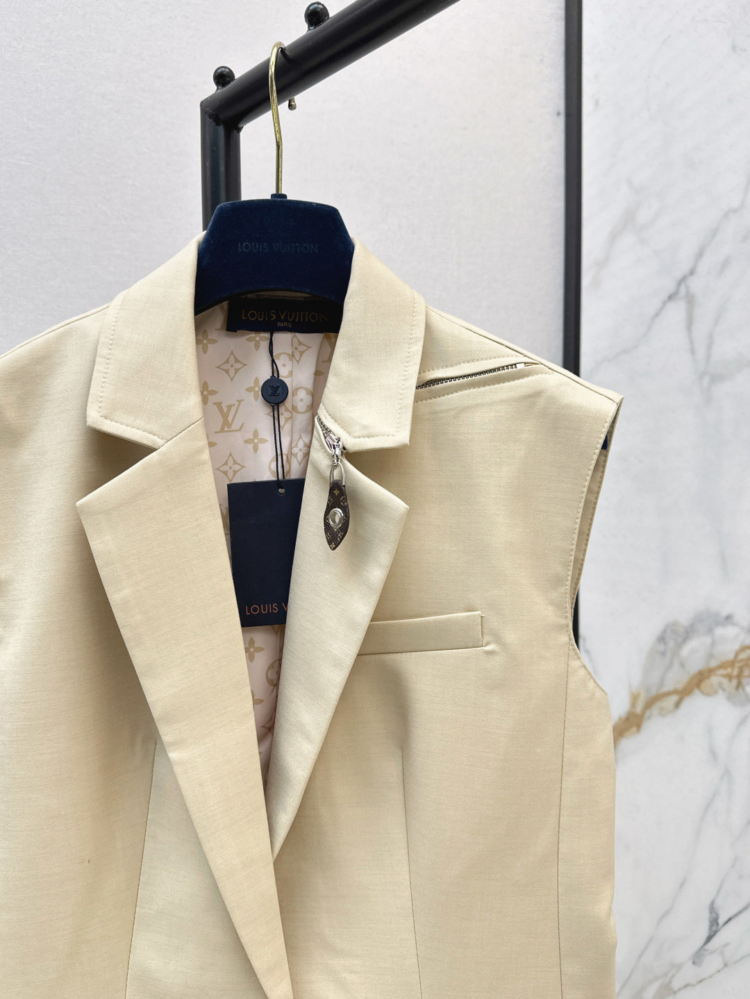 Loui* 25ss monogram accent sleeveless blazer