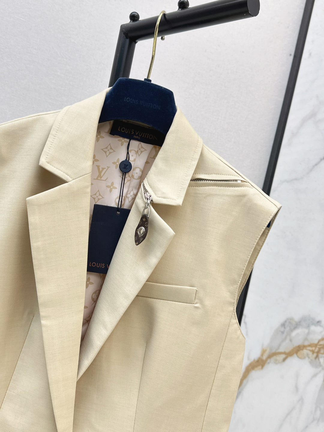 Loui* 25ss monogram accent sleeveless blazer