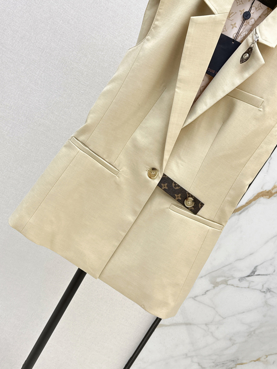 Loui* 25ss monogram accent sleeveless blazer