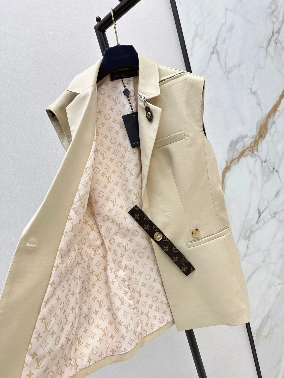 Loui* 25ss monogram accent sleeveless blazer