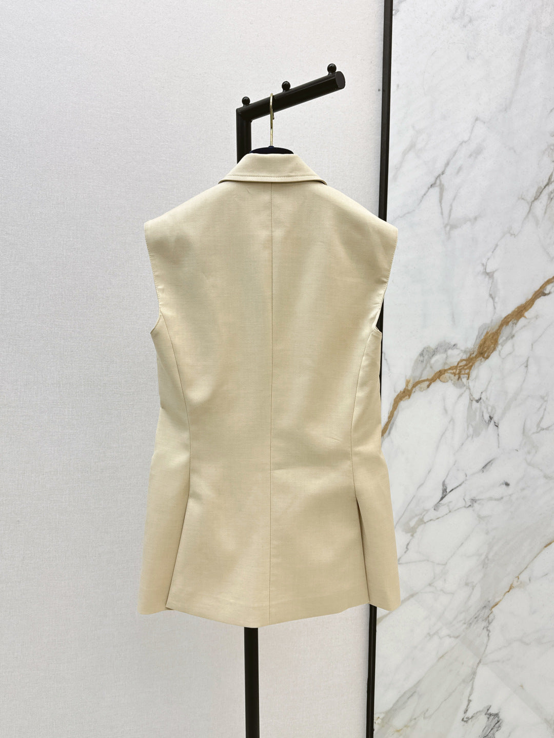Loui* 25ss monogram accent sleeveless blazer