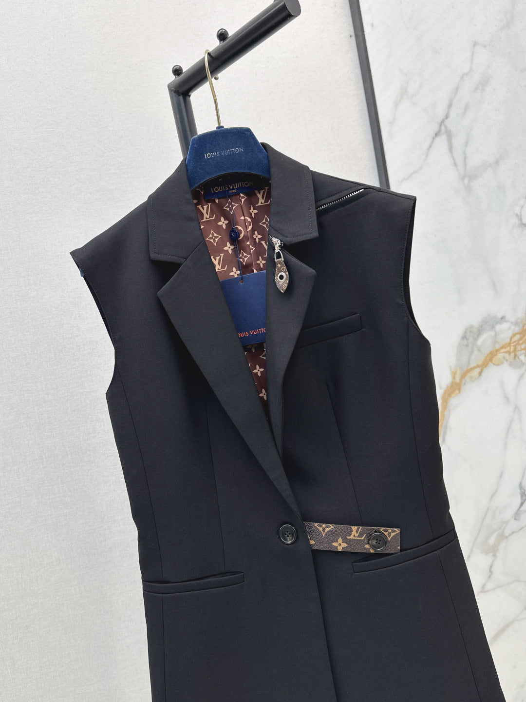 Loui* 25ss monogram accent sleeveless blazer