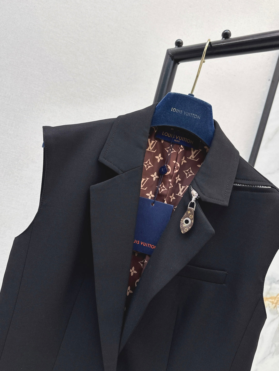 Loui* 25ss monogram accent sleeveless blazer