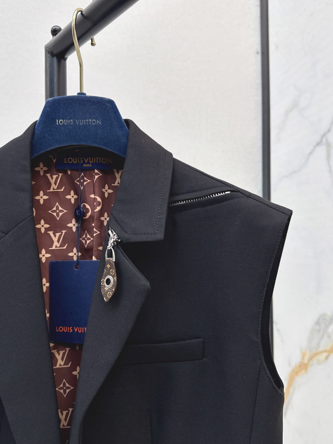 Loui* 25ss monogram accent sleeveless blazer